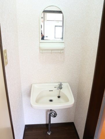 洗面設備　スペースが確保できる洗面所です