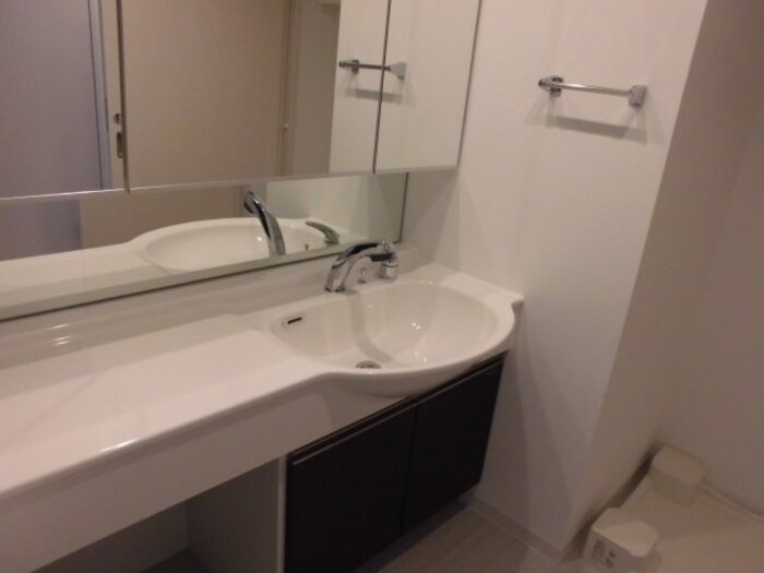 洗面設備　同建物別部屋（同間取り）になります。現状優先です。