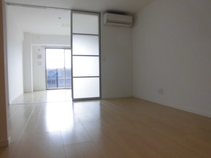 居室・リビング　同建物別部屋（同間取り）になります。現状優先です。