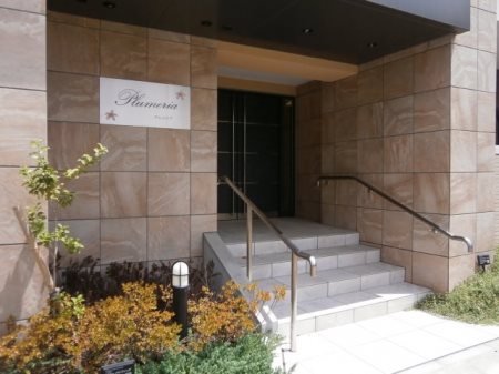 エントランス　外壁タイル張りのお洒落な外観です☆