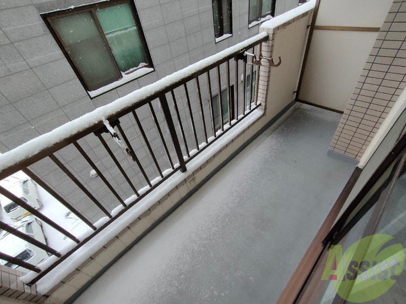 バルコニー　バルコニーは幅があり、広い印象を受けました。