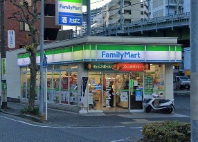 コンビニ　ファミリーマート（コンビニ）まで162m