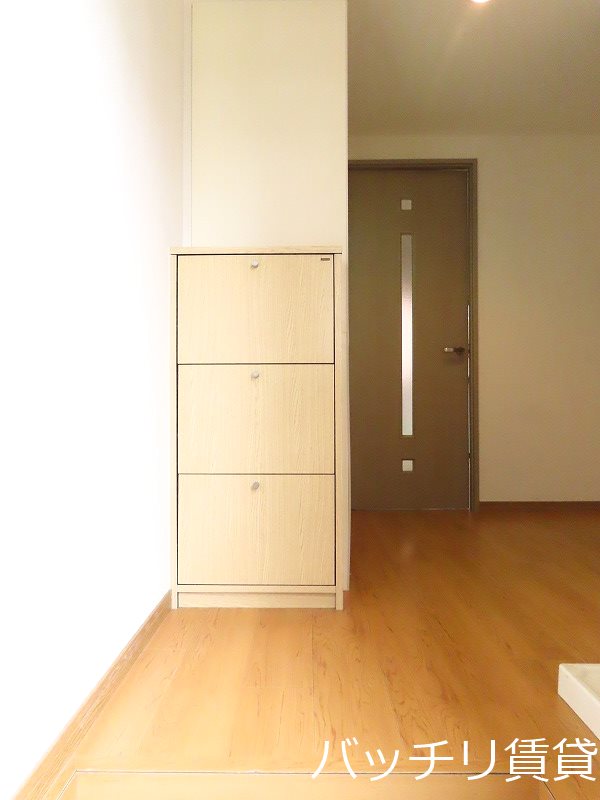 玄関　別号室タイプの為、現状を優先致します。