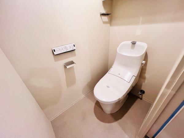 トイレ　落ち着いた色調のトイレです