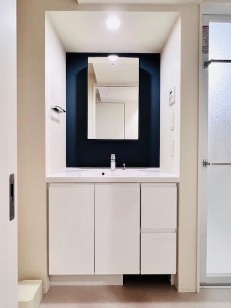 洗面設備　ゆったりとスペースのある洗面所