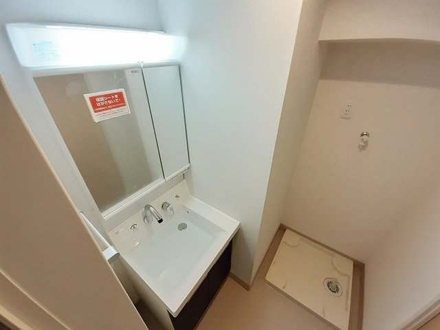 洗面設備　明るい洗面所です