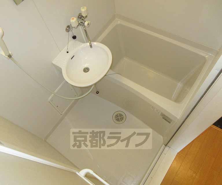 バス・シャワールーム　コンパクトなお風呂です。