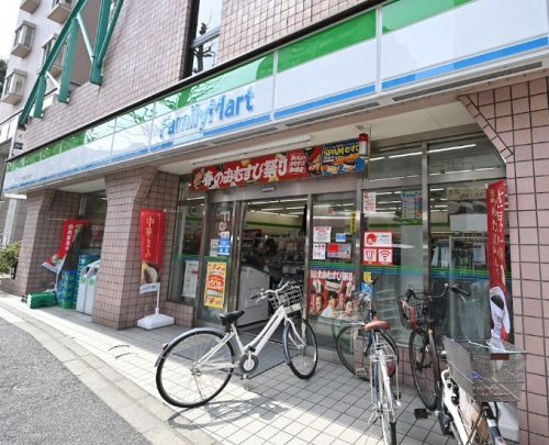 コンビニ　ファミリーマート 神田佐久間町店（コンビニ）まで29m
