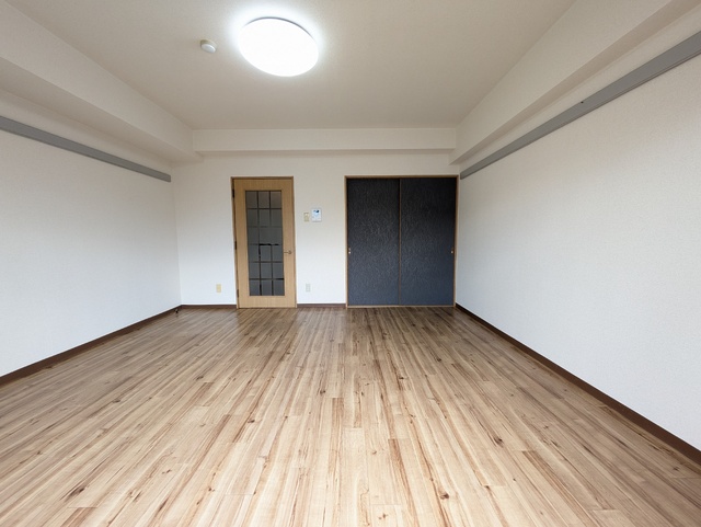 その他部屋・スペース　※同タイプ参考写真（床・建具の色柄が異なる場合があります）