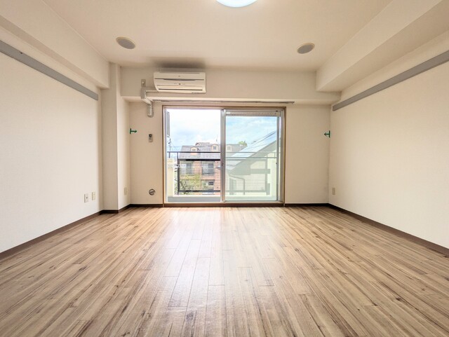 居室・リビング　※同タイプ参考写真（床・建具の色柄が異なる場合があります）