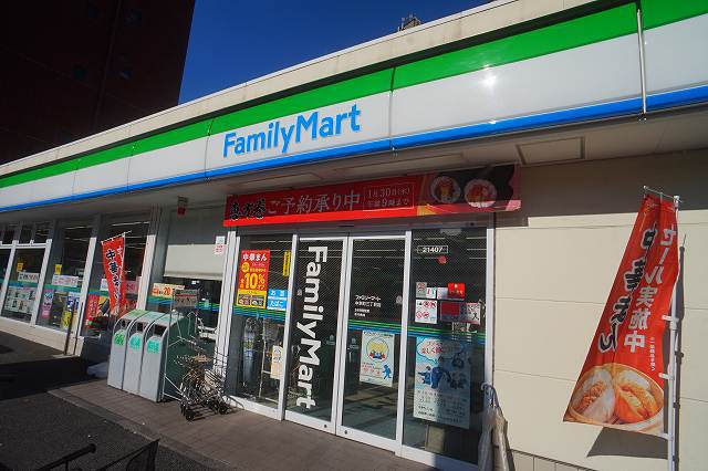 コンビニ　ファミリーマート（コンビニ）まで3048m
