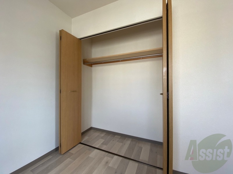 収納　こちらの収納にはハンガーをかけて服もしまえますね。