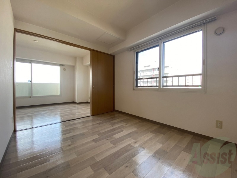 その他部屋・スペース　寝室はこちらです。光が差し込む、温かみのあるお部屋です。