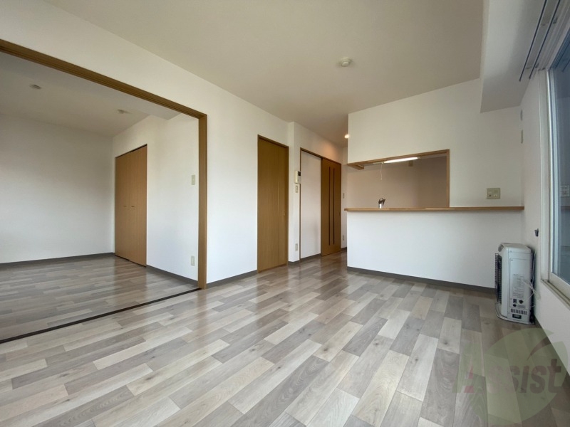 居室・リビング　リビングです。窓が大きくて明るいですね！