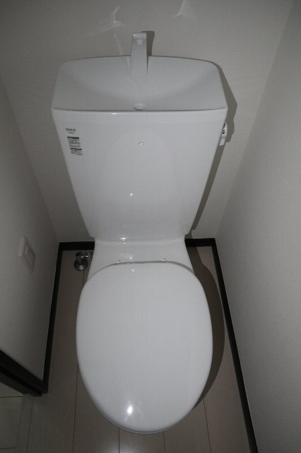 トイレ　落ち着いた色調のトイレです