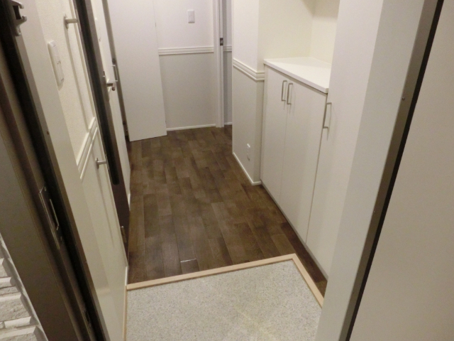 玄関　同一建物２０３号室の写真掲載
