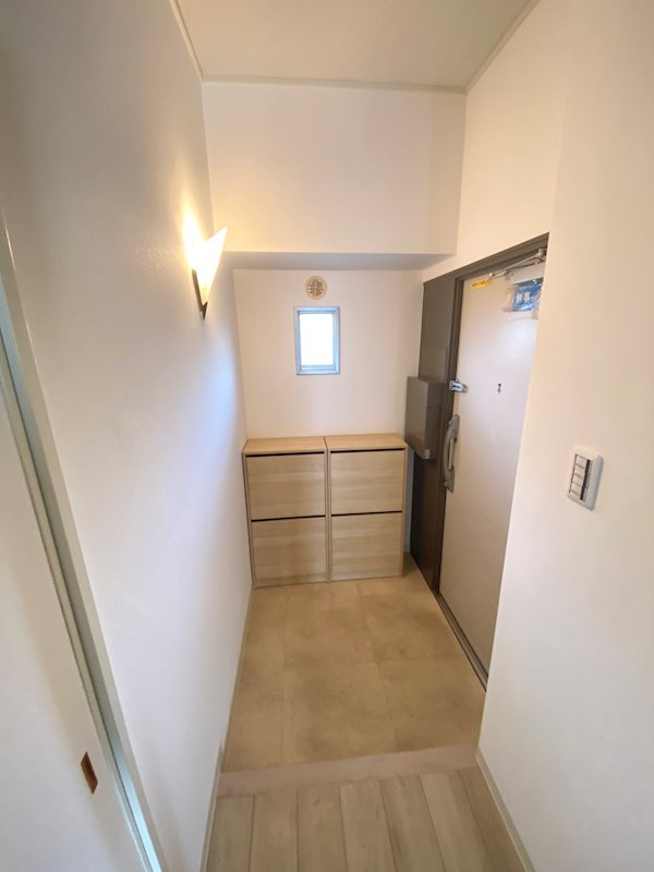 玄関　玄関　小窓があり光が射し込み明るいです　※下駄箱は残置物です