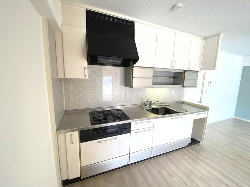 キッチン　キッチン　3口ガスコンロ＆グリル付　※浄水器は残置物です