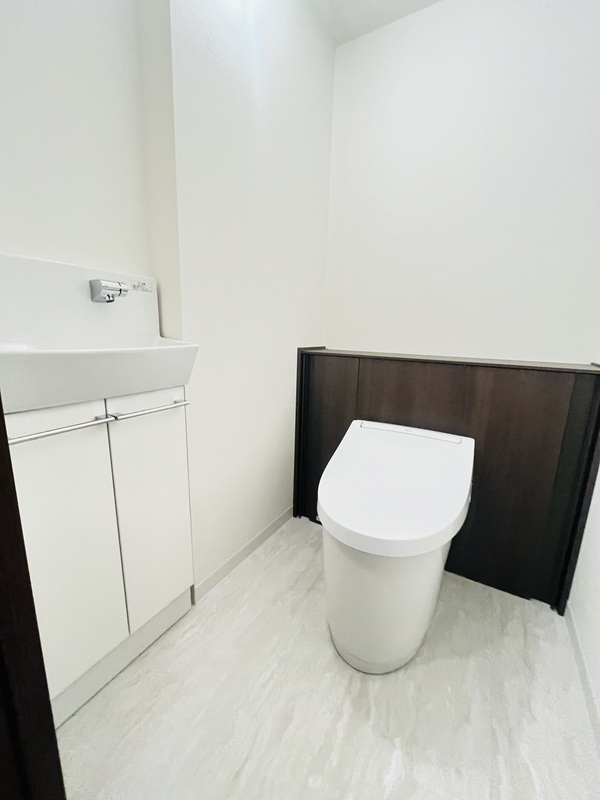 トイレ　落ち着いた色調のトイレです