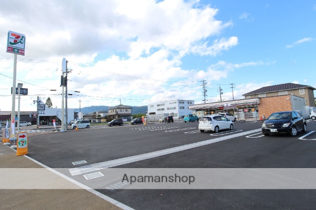 コンビニ　セブンイレブン（コンビニ）まで358m