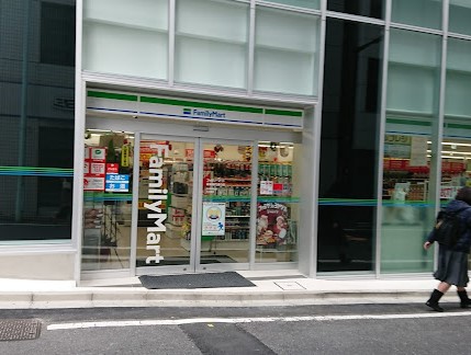コンビニ　ファミリーマート銀座御門通り店（コンビニ）まで128m