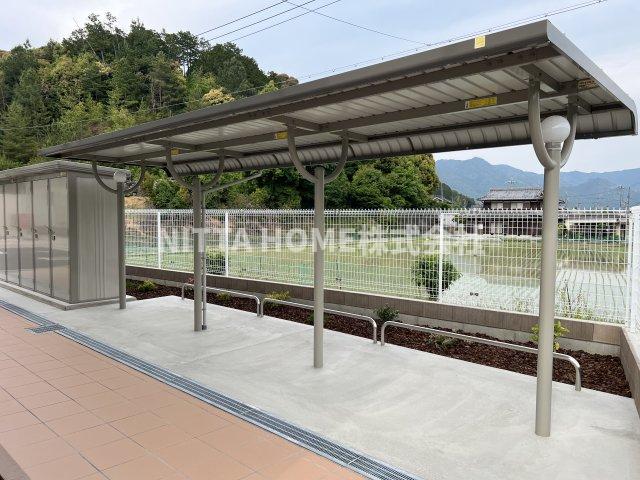 その他共有部分　屋根付きの駐輪場は無料で使用可能です！