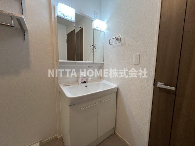 洗面設備　シャワー付き洗面台で毎朝の身支度も快適◎