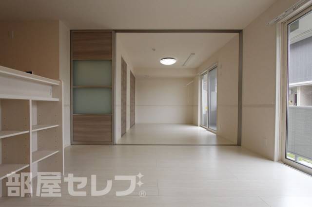 居室・リビング　※１０２号室の写真です。