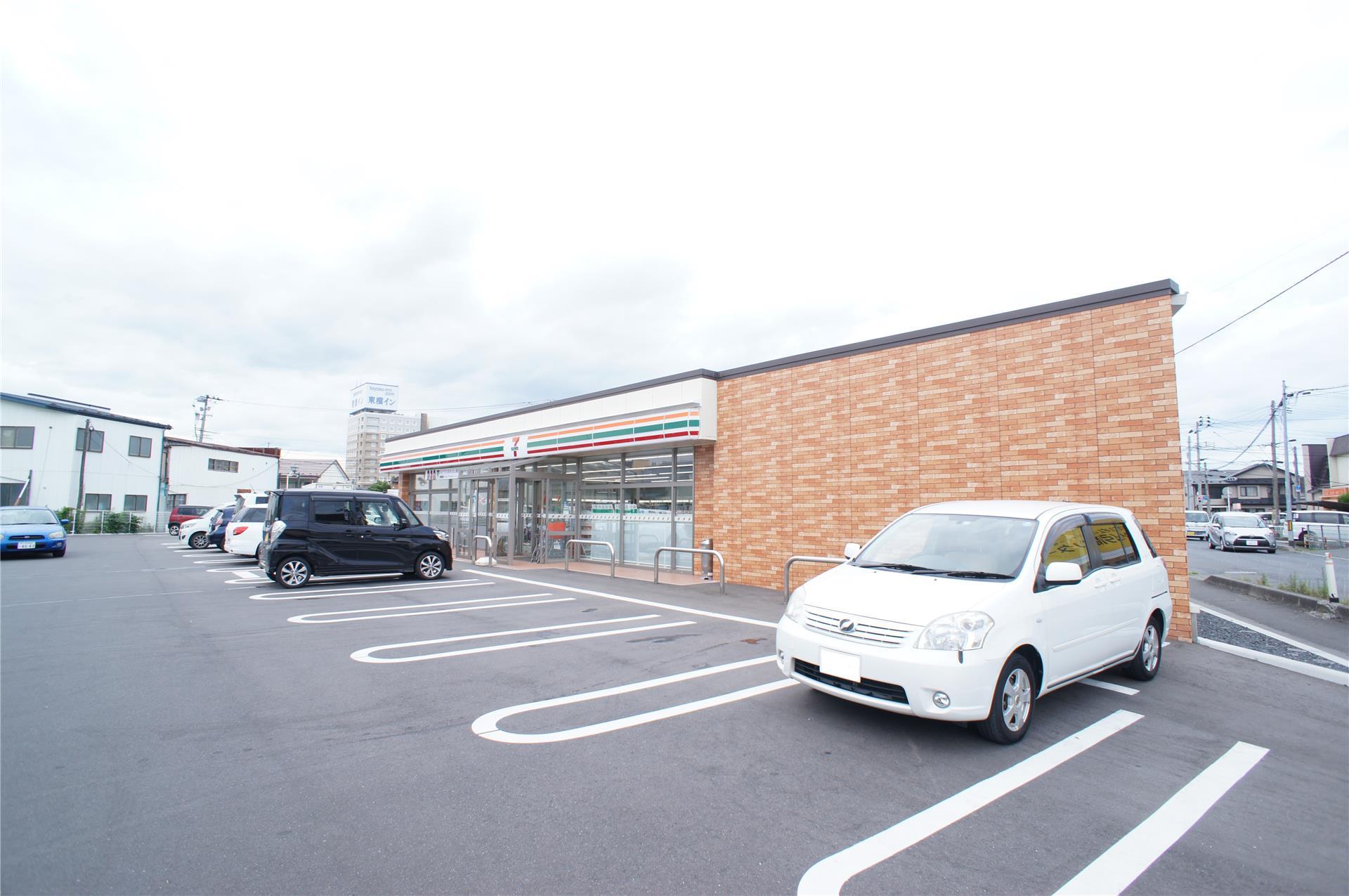 コンビニ　セブンイレブン八戸一番町店（コンビニ）まで382m