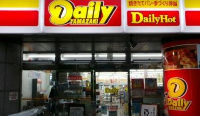 コンビニ　デイリーヤマザキ 台東蔵前駅前店（コンビニ）まで779m