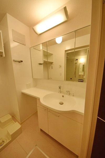 洗面設備　～鏡の大きな洗面台ですよ～