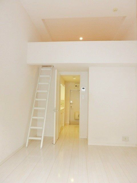 居室・リビング　天井が高く開放感があります。