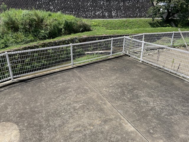 庭　同じ建物の別の部屋の写真です。