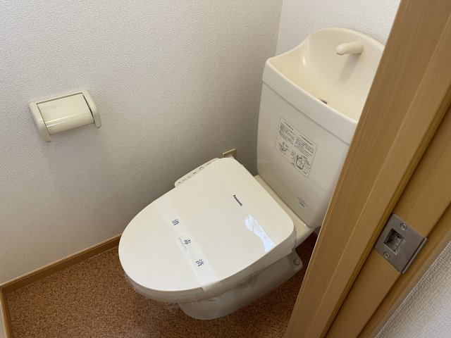 トイレ　同じ建物の別の部屋の写真です。