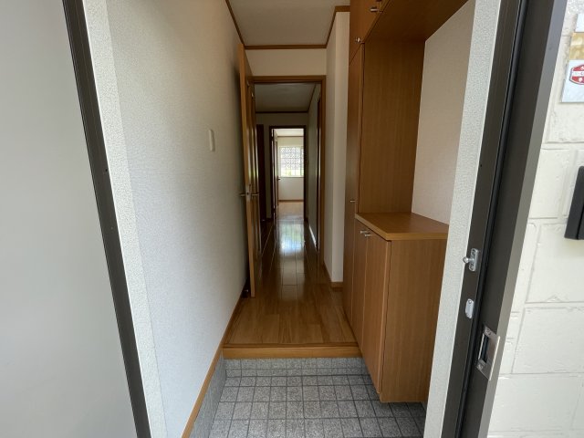 玄関　同じ建物の別の部屋の写真です。