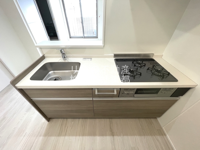 キッチン　お料理好きにはオススメのグリル付３口システムキッチン設置済♪