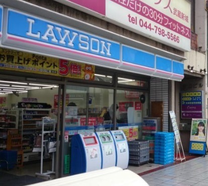 コンビニ　ローソン新城駅前店（コンビニ）まで136m