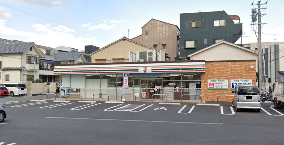 コンビニ　セブンイレブン（コンビニ）まで182m