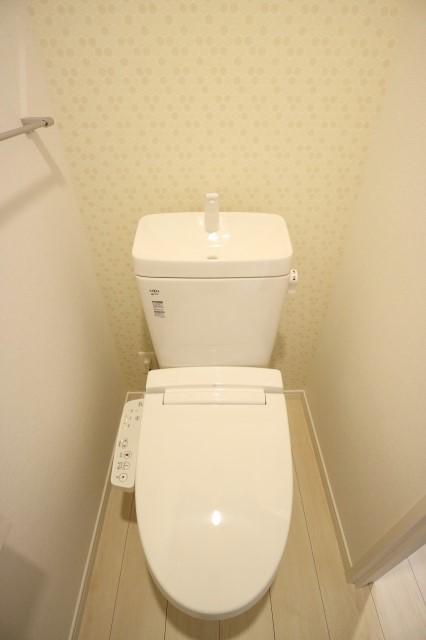 トイレ　落ち着いた色調のトイレです