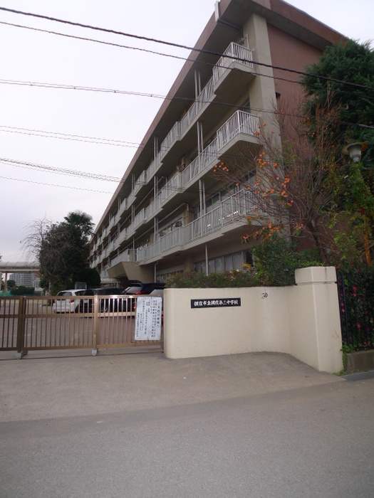 中学校　朝霞市立第三中学校（中学校）まで590m