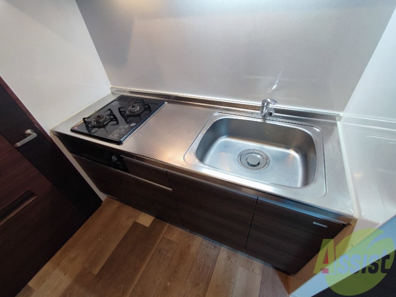 キッチン　キッチン周りは意外と物が多いので棚があるといいですね。