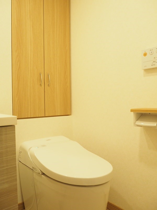 トイレ　温水洗浄便座です。