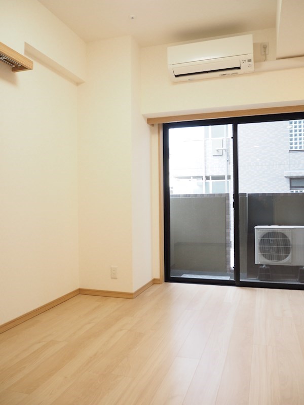 居室・リビング　落ち着いた色合いの床材を使用した居住空間です。