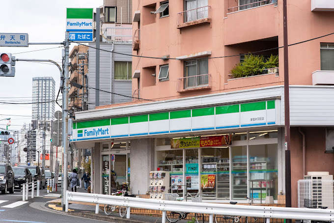 コンビニ　ファミリーマート 新宿弁天町店（コンビニ）まで185m