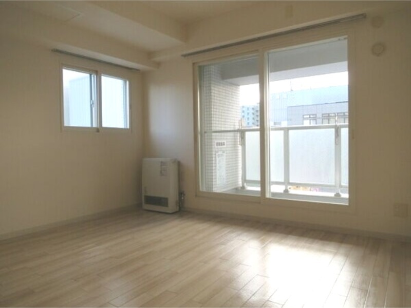 居室・リビング　内装中につき同タイプ別号室の画像です。