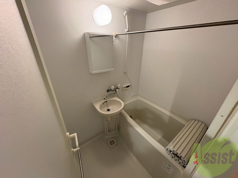 バス・シャワールーム　浴室はシンプル。一人暮らしにはちょうど良いサイズですね。