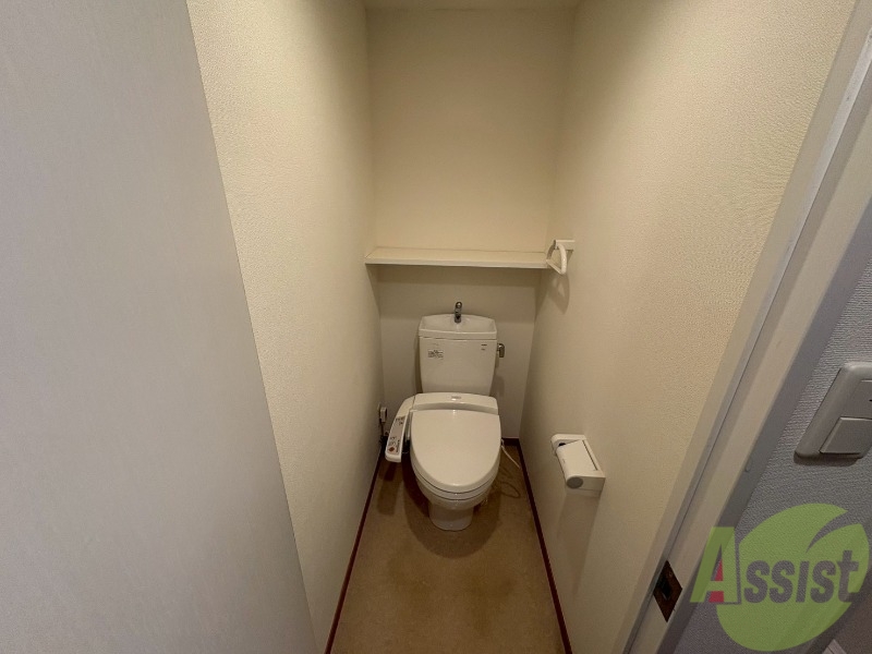 トイレ　トイレはウォシュレット機能付きです。安心して使用できますね。