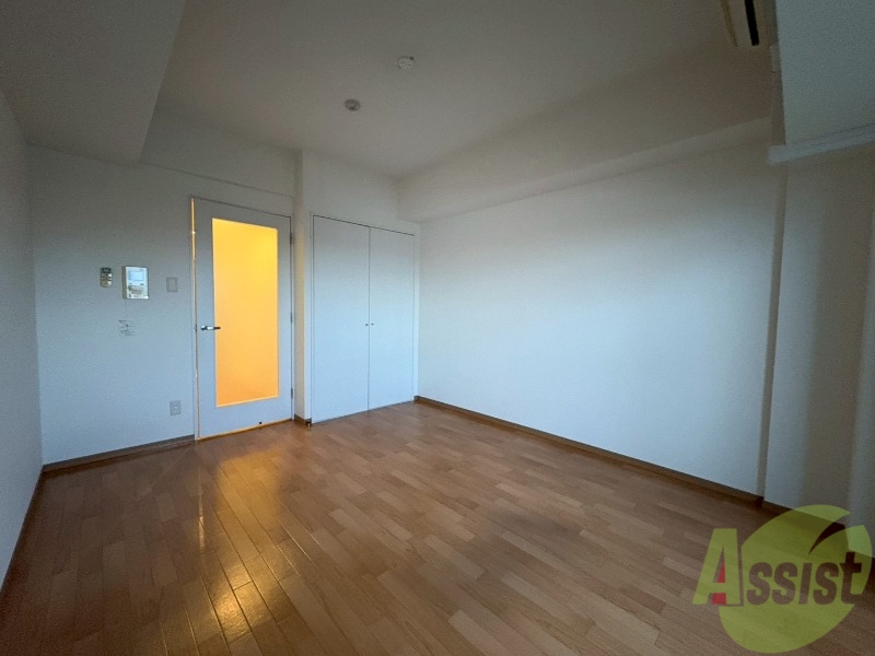 居室・リビング　８帖の洋室です。生活のメインとなる部屋ですね。