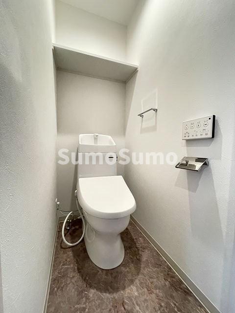 トイレ　落ち着いた色調のトイレです