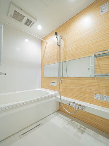 バス・シャワールーム　浴室　オシャレなアクセントを施したゆったりユニットバスです…